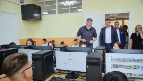 DONACIJA IT OPREME ŠKOLI U DONJEM CRNATOVU: Ministar Ristić uručio računare, prateću opremu i knjige za školsku biblioteku