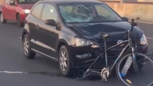 TEŠKA SAOBRAĆAJKA NA MOSTU NA ADI: Sudar automobila i bicikla (VIDEO)