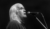 БОРА ЂОРЂЕВИЋ БИ ДАНАС НАПУНИО 73 ГОДИНЕ: Јако тужан дан за све који су волели музичара, пријатељ му обишао гроб