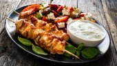 PILEĆI SUVLAKI SA SOSOM I POVRĆEM: Lagano i ukusno jelo, kome niko neće odoleti PILEĆI SUVLAKI SA SOSOM I POVRĆEM: Lagano i ukusno jelo, kome niko neće odoleti
