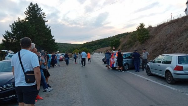 СРБИ БЛОКИРАЛИ ПРЕЛАЗЕ МЕРДАРЕ, ЈАРИЊЕ И БРЊАК У ЗНАК ПРОТЕСТА ЗБОГ ТЕРОРА КУРТИЈА:Тражимо повлачење полиције са севера КиМ