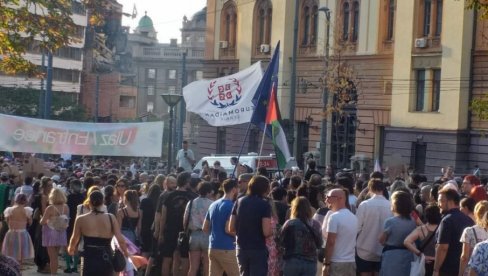 ПРВИ БЛОКАДЕРСКИ ГЕЈ ПРАЈД: Кума им је из Ђиласове странке, а застају код култног блокадерског места