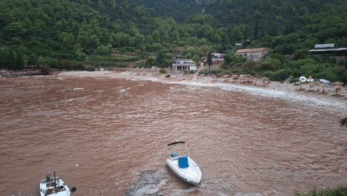 ZASTRAŠUJUĆI SNIMCI NEVREMENA U HRVATSKOJ: Pijavica stigla do kuća, na snazi je upozorenje za ceo Jadran