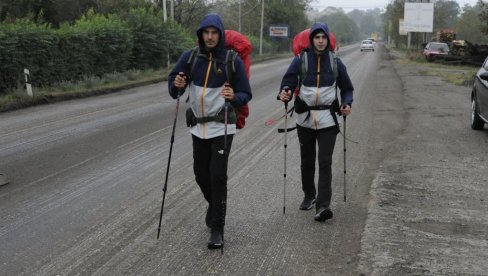 ZA TODOROVO LEČENJE PEŠAČE DO SVETE GORE: Humanitarno hodočašće mladih Kraljevčana do manastira Hilandar (FOTO)