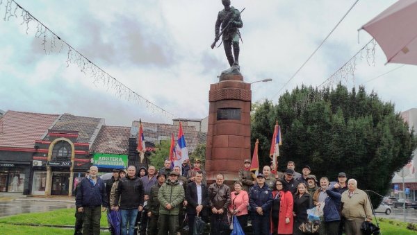 ВЕНЦИ НА СПОМЕНИК ПОБЕДНИКУ: У Параћину обележен Дан српског јединства и заставе (ФОТО)