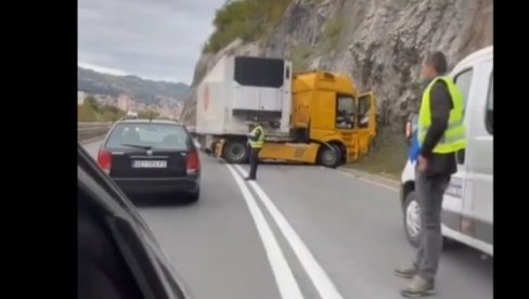 KAMION SE ZAKUCAO U STENU, AUTU ODVALJEN TOČAK: Teška saobraćajna nesreća na Zlatiborskom putu, srča svuda  (VIDEO)