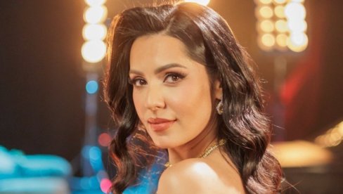 ПРАЗНИЦИ СА МНОГО ТОПЛИНЕ И ЉУБАВИ: Новогодишња чаролија у дому Тање Савић, јелка шљашти до плафона (ФОТО)