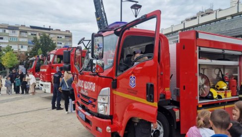 ПОКАЗНЕ ВЕЖБЕ И ЗБОРОВИ: Дружење ватрогасаца и најмлађих Лесковчана