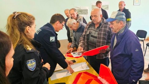 DA BUDU BEZBEDNIJI: Podeljena oprema za traktore poljoprivrednicima u Gornjoj Mutnici  (FOTO)