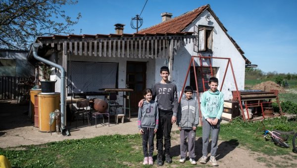 И ЈЕДАН ЦРЕП БИ НАМ МНОГО ЗНАЧИО: Супружници Дедић са четворо деце живе у трошној, мемљивој кући у Звечки код Обреновца