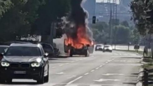 KOMBI GOREO NASRED PUTA: Dramatične scene na Novom Beogradu (VIDEO)