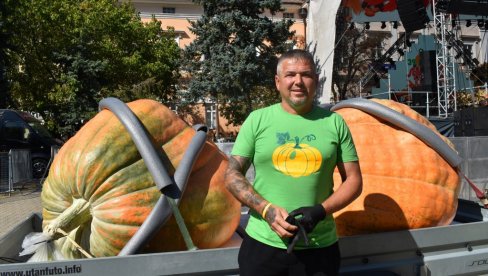 TEŠKA JE SKORO POLA TONE: Na 39. „Danima ludaje“ U Kikindi ponovo pobedio takmičar iz Mađarske, sa bundevom od 472.5 kilograma (FOTO)