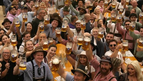 OTVOREN OKTOBERFEST U MINHENU: Prvi put uz ovako jake bezbednosne mere - krigla piva obara rekorde (VIDEO/FOTO)