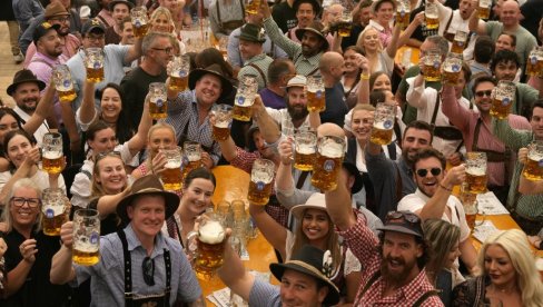 PIVO U NEMAČKOJ POSKUPLJUJE PRED PRAZNIKE: Najveći udarac stiže početkom 2026. PIVO U NEMAČKOJ POSKUPLJUJE PRED PRAZNIKE: Najveći udarac stiže početkom 2026.