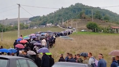 ZVONE ZVONA ZA TROJE MALIŠANA I NJIHOVOG OCA: Tužna povorka krenula ka večnoj kući nastradalih - majka Mirjana ispraća svoje najmilije (VIDEO