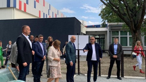 VUČEVIĆ U SREMSKOJ MITROVICI: Premijer obišao Carsku palatu i OŠ „Jovan Popović“ (FOTO)