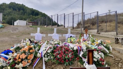 PRIZOR KOJI SLAMA SRCA: Četiri krsta jedan pored drugog - grobovi Danijela i njegovo troje dece prekriveni cvećem (VIDEO)