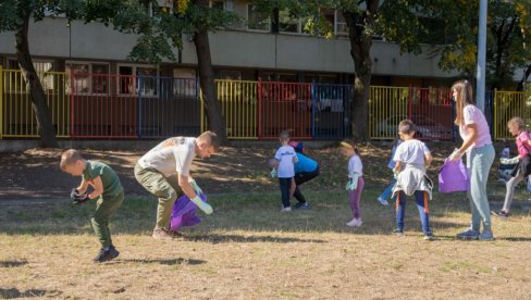 ČAS EKOLOGIJE KROZ PRAKSU: Deca i roditelji osmoletke Ratko Mitrović čistili u dvorištu i okolini