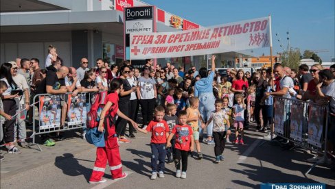 DECA OTVORENOG SRCA TRČALA ZA SREĆNIJE DETINJSTVO: Manifestacija u Zrenjaninu