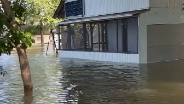 ДУНАВ ПОПЛАВИО ЦЕЛО НАСЕЉЕ У СРБИЈИ: Може се доћи само чамцем (ВИДЕО)