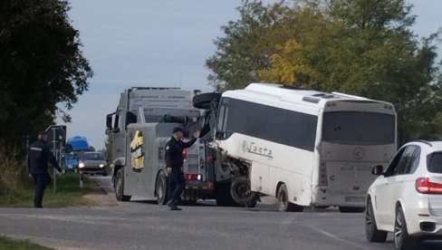 TINEJDŽER POGINUO, 36 POVREĐENO: Novi detalji teške saobraćajne nesreće kod Inđije