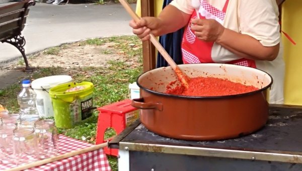 ИЗАЂИ МИ НА ТЕГЛУ: Најбољи ајвар скувала екипа васпитача