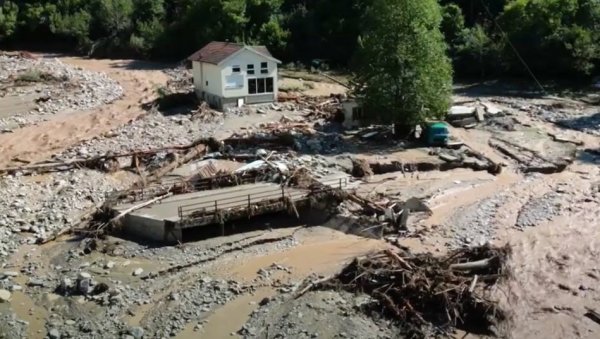 ОГРОМНЕ ПОПЛАВЕ У БиХ, ДЕСЕТИНЕ ОСОБА СЕ ВОДЕ КАО НЕСТАЛЕ: На КЦУС примљено четверо пацијената из поплављених подручја (ФОТО/ВИДЕО)