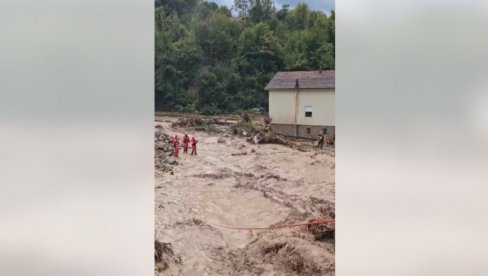 ВОДЕНА БУЈИЦА ОПКОЛИЛА ЧОВЕКА: Објављен драматичан снимак акције спасавања (ВИДЕО)