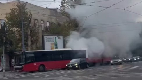 GUSTI DIM KOD VUKOVOG SPOMENIKA: Stvaraju se velike gužve, nikom nije jasno šta se tačno dešava (VIDEO)