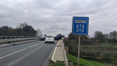 ПРЕТИ МУ ДО 12 ГОДИНА ЗАТВОРА: Возач који је изазвао несрећу код Бачког Петровца и погибију мајке троје деце приведен у тужилаштво