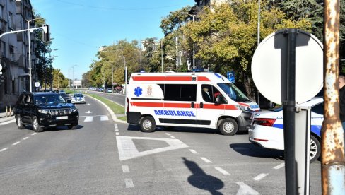 DEČAK KOJI JE POČINIO MASAKR U RIBNIKARU STIGAO U SPECIJALNI SUD: Dovezen kolima Hitne pomoći, u pratnji policije (FOTO)