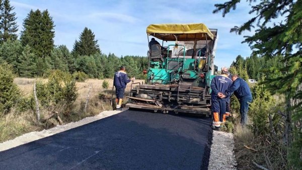 НА НАЛОГ ПРЕДСЕДНИКА ВУЧИЋА: Реконструисана и асфалтирана два километра пута у селу Јабука (ФОТО)