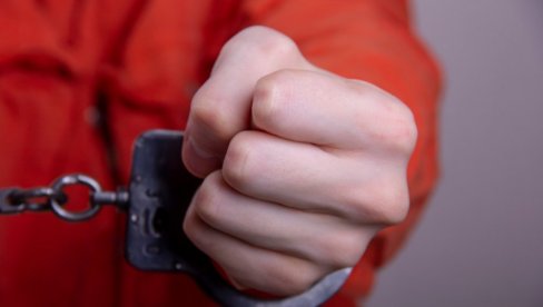 ФАРБОМ ПОГОДИО У ГЛАВУ НОВОСАЂАНКУ: Ухапшен Н.А. (31) из Нове Вароши, осумњичен за насилничко понашање на јавном скупу у Футог