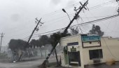 URAGAN MILTON STIGAO NA FLORIDU: Po ulici leti krš, krhotine, drveće se savija, a stubovi i lampioni padaju (VIDEO)