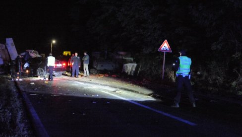 TEŠKA SAOBRAĆAJNA NESREĆA KOD KRALJEVA: U sudaru automobila i traktora poginula jedna osoba (FOTO)