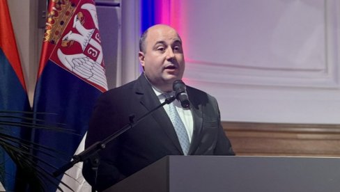 ПОКУШАЈ ПРАВЉЕЊА СРАМНИХ СЦЕНА У БРИСЕЛУ У ДАНУ НАЈВЕЋЕГ ДРЖАВНОГ ПРАЗНИКА Козарев: Не може шачица изрода да поквари шајкачу на Манекену