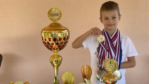 NOVAK MI JE UZOR, A ALKARAZA ĆU DA POBEDIM: Dušan Vukosavljević, iz Zvečana, najbolji teniser Srbije u kategoriji od šest do osam godina