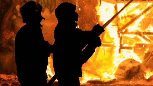 ЗАУЗДАНА ВАТРЕНА СТИХИЈА У БЕОЧИНУ: Ватрогасци угасили пожар у дворишту