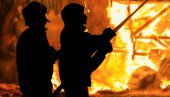 ПОЖАР У РИПЊУ: Гори напуштени објекат фабрике