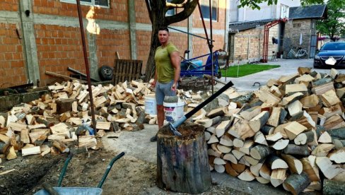 ЦЕПА ДРВА ДА ПОМОГНЕ БОЛЕСНИМА: Виктор Божић, из Руме, на необичан начи показује своју хуманост