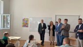 VUČEVIĆ U RAČI: Premijer obilazi završne radove na rekonstrukciji škole i razgovara sa meštanima sela (VIDEO)