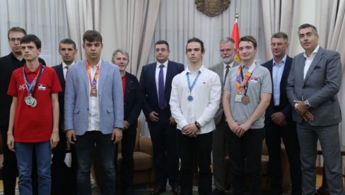 IZUZETNO SMO PONOSNI NA VAS: Ministar Ristić uručio darove osvajačima medalja na međunarodnim takmičenjima iz informatike