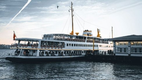 ПОГИНУЛО НАЈМАЊЕ 15 ЉУДИ У НЕСРЕЋИ НА ТРАЈЕКТУ: У току је потрага за 28 особа