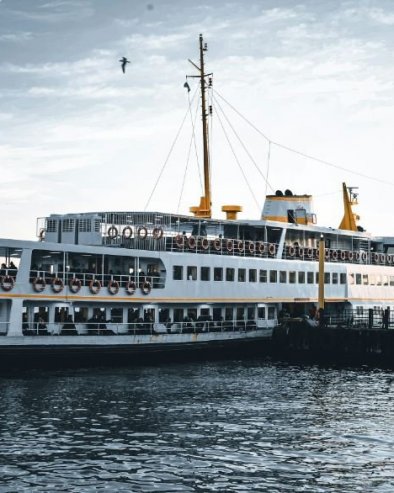 ПОГИНУЛО НАЈМАЊЕ 15 ЉУДИ У НЕСРЕЋИ НА ТРАЈЕКТУ: У току је потрага за 28 особа