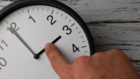 NOĆAS SPAVAMO SAT DUŽE: Počinje zimsko računanje vremena NOĆAS SPAVAMO SAT DUŽE: Počinje zimsko računanje vremena