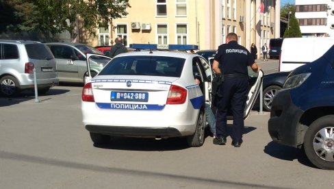 UZELI PRSTEN SA BRILIJANTOM, AJFONE, LAPTOPOVE, NOVAC: Optuženi bivši policajac i saradnik