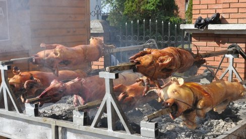 ПРЕСЕЛО ИМ ПЕЧЕЊЕ: Масовно тровање на сеоској слави код Врања