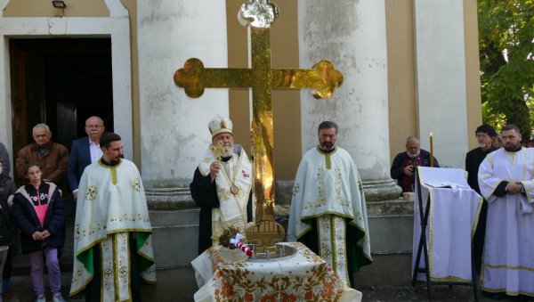 НА ЦРКВИ У МОКРИНУ САДА ПОЗЛАЋЕНИ КРСТ: Нови симбол вере даровао предузетник из Раковице