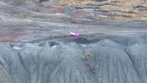 RUSKE I SEVERNOKOREJSKE ZASTAVE JEDNA PORED DRUGE U POKROVSKU: Seul preduzima kontra-mere (FOTO)