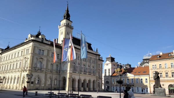 ВАТРОМЕТ У СЛАВУ 80 ГОДИНА ОД ОСЛОБОЂЕЊА НОВОГ САДА: Положени венци на Спомен гробљу бораца НОР-а